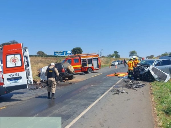 Batida violenta deixa uma pessoa morta e dois feridos na BR-354