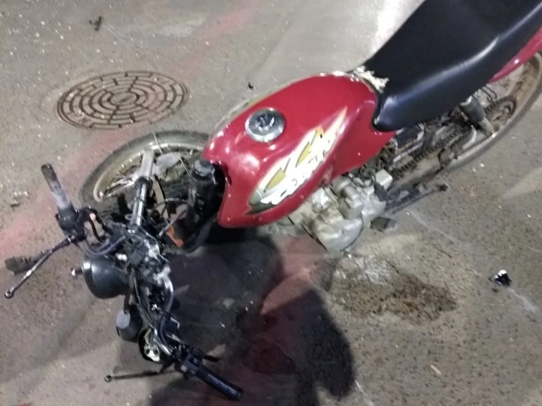 Motociclista de 19 anos fica ferido após acidente