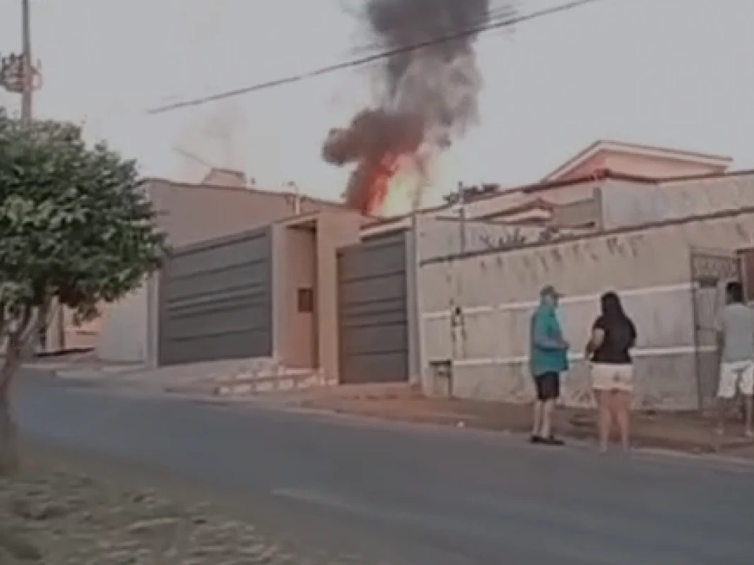 Incêndio atinge garagem de residência no Bairro Amazonas
