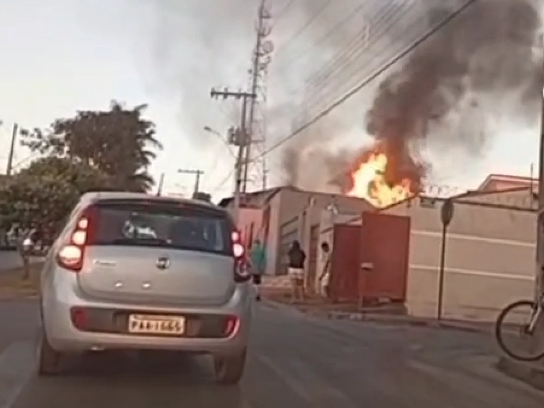 Incêndio atinge garagem de residência no Bairro Amazonas