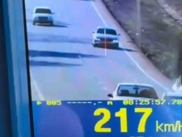 Motorista é flagrado a 217 km/h durante fiscalização da PRF na Grande BH