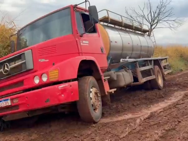 Rodovia estadual vira atoleiro e deixa moradores ilhados