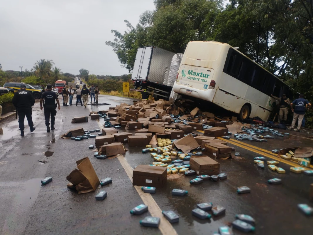 Colisão entre ônibus e carreta deixa mortos na BR-040