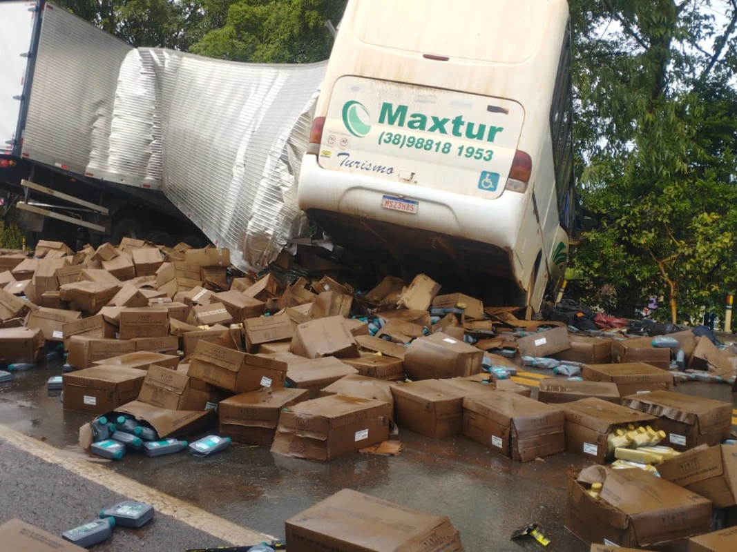 Colisão entre ônibus e carreta deixa mortos na BR-040