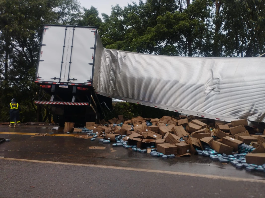 Colisão entre ônibus e carreta deixa mortos na BR-040