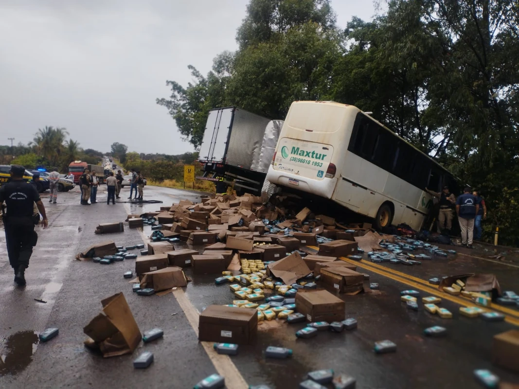 Colisão entre ônibus e carreta deixa mortos na BR-040