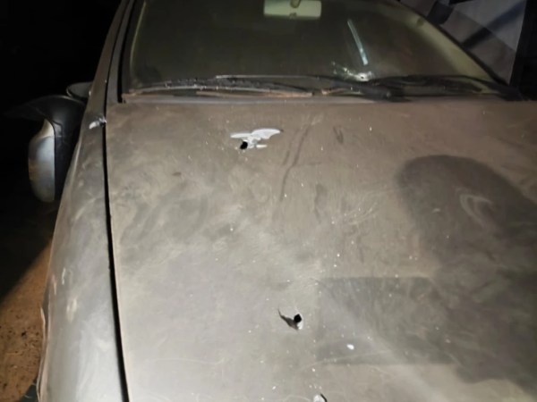 Homem sobe em muro e dispara quatro vezes contra carro