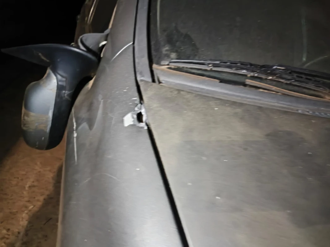 Homem sobe em muro e dispara quatro vezes contra carro