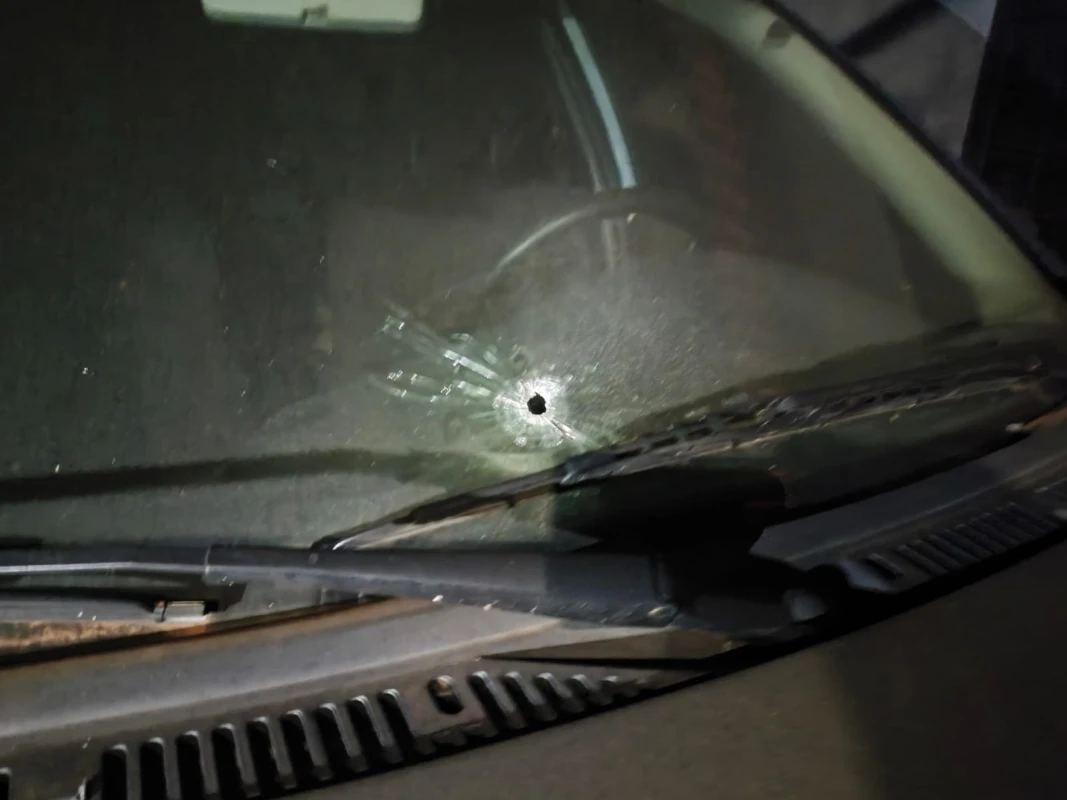 Homem sobe em muro e dispara quatro vezes contra carro