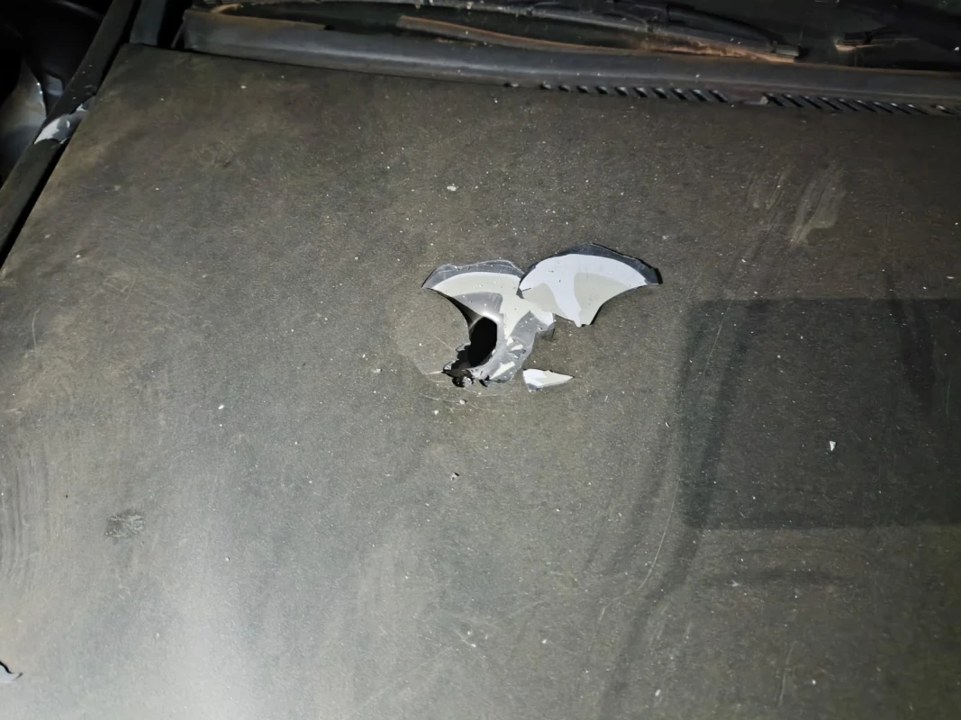 Homem sobe em muro e dispara quatro vezes contra carro