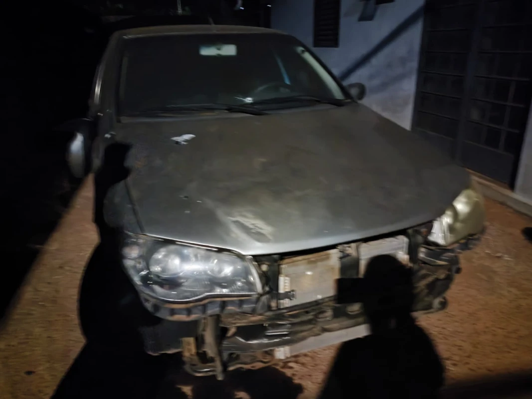Homem sobe em muro e dispara quatro vezes contra carro