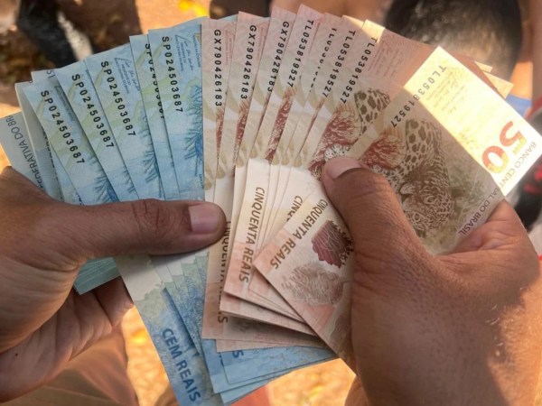 Motorista de aplicativo é preso com R$ 4 mil em notas falsas