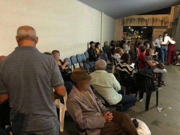 Pacientes relatam espera até a noite por cirurgia de catarata