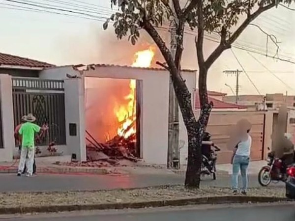 Incêndio atinge garagem de residência no Bairro Amazonas