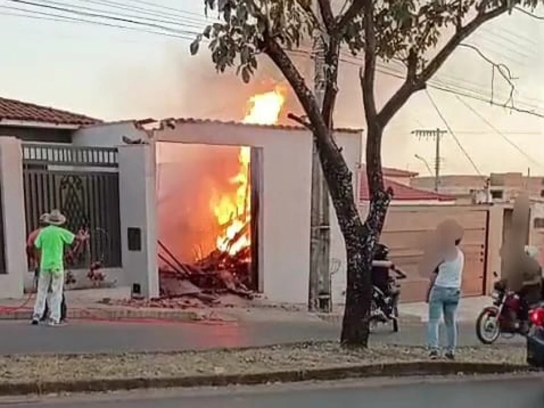 Incêndio atinge garagem de residência no Bairro Amazonas