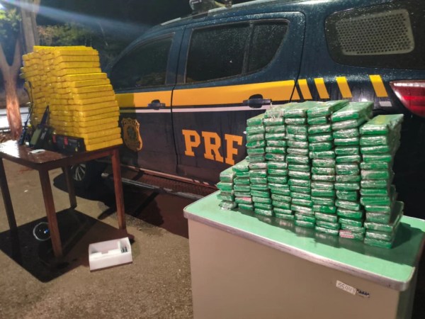 PRF apreende 217 kg de maconha e prende três pessoas na BR-365