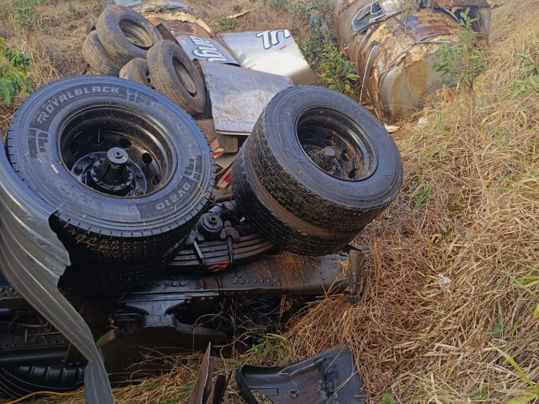 Carreta cai em ribanceira e deixa dois feridos na MG-230