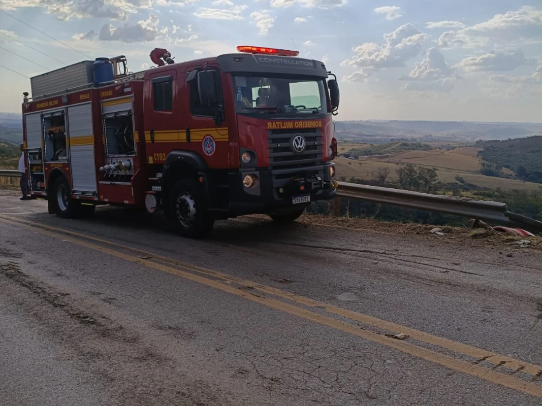 Carreta cai em ribanceira e deixa dois feridos na MG-230