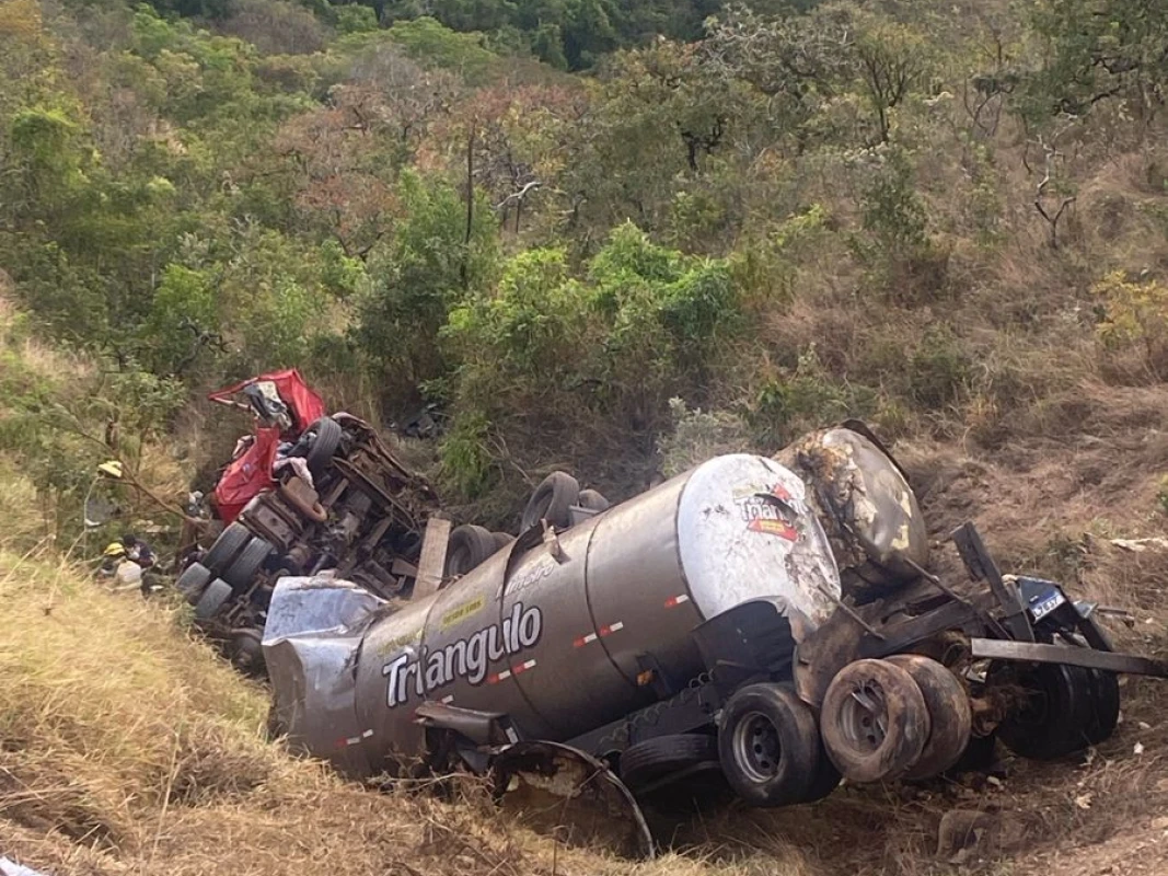 Carreta cai em ribanceira e deixa dois feridos na MG-230