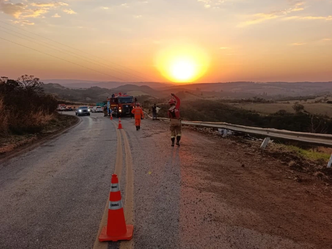 Carreta cai em ribanceira e deixa dois feridos na MG-230