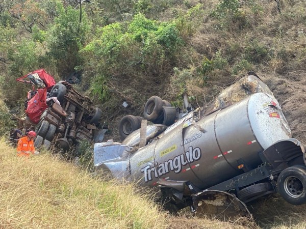 Carreta cai em ribanceira e deixa dois feridos na MG-230