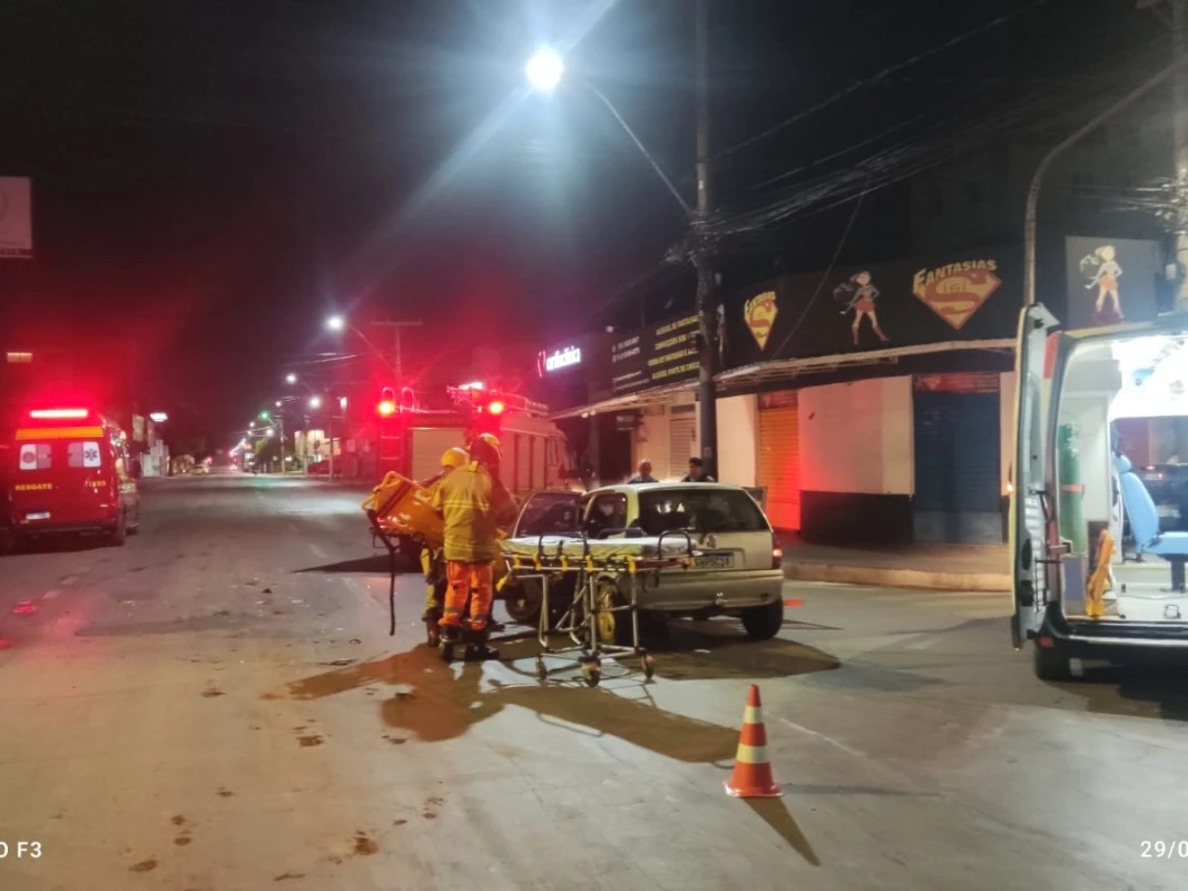 Motorista de caminhonete avança sinal, bate em carro e foge