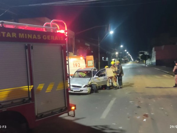Motorista de caminhonete avança sinal, bate em carro e foge