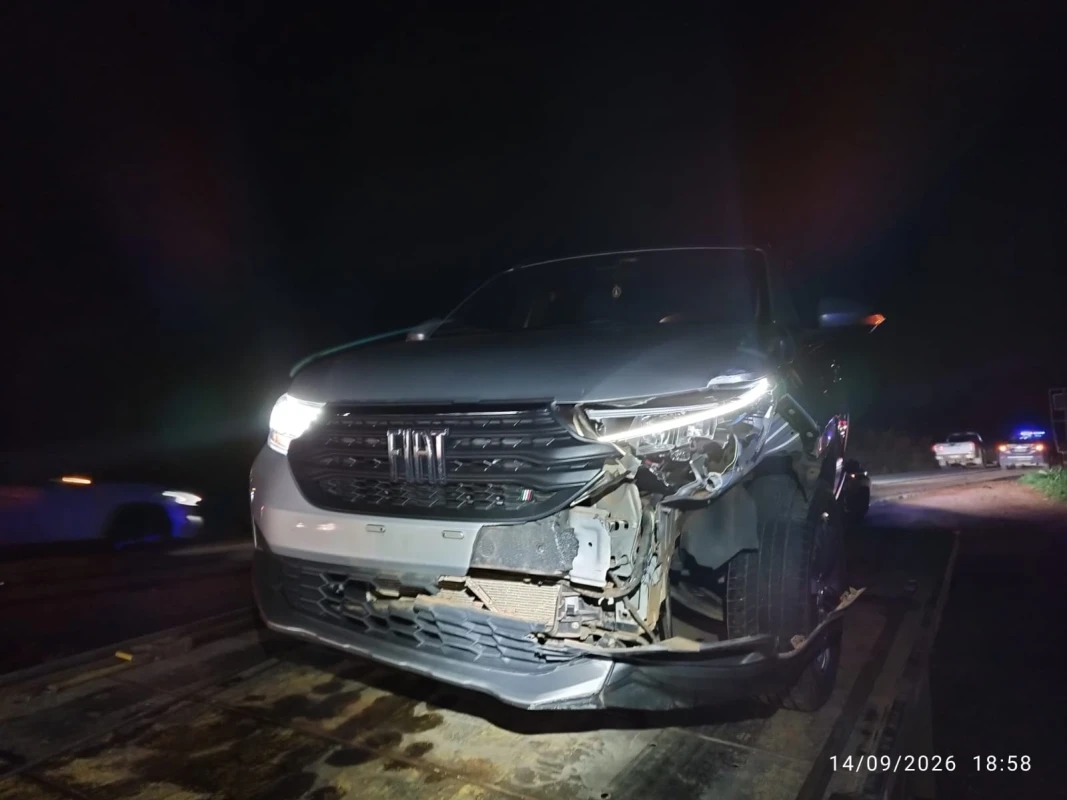 Manobra no acostamento termina em batida na BR-365