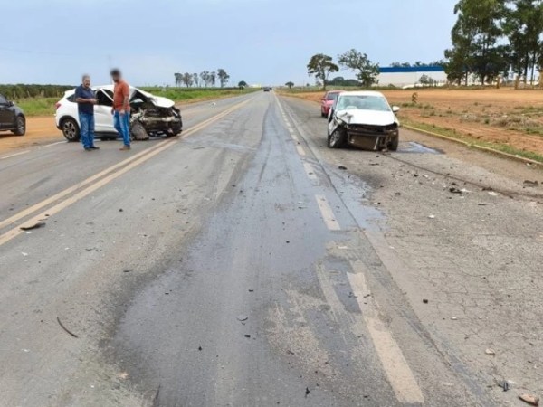 Acidente com três veículos deixa quatro feridos na MGC-354