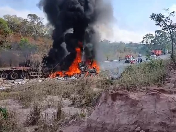 Carreta pega fogo após acidente na BR-365