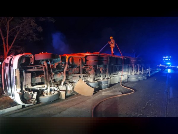 Carreta tomba na BR-365 e carga tem princípio de incêndio