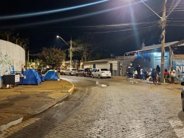 Fila por cadastro de moradias atravessa a madrugada no Cristavo