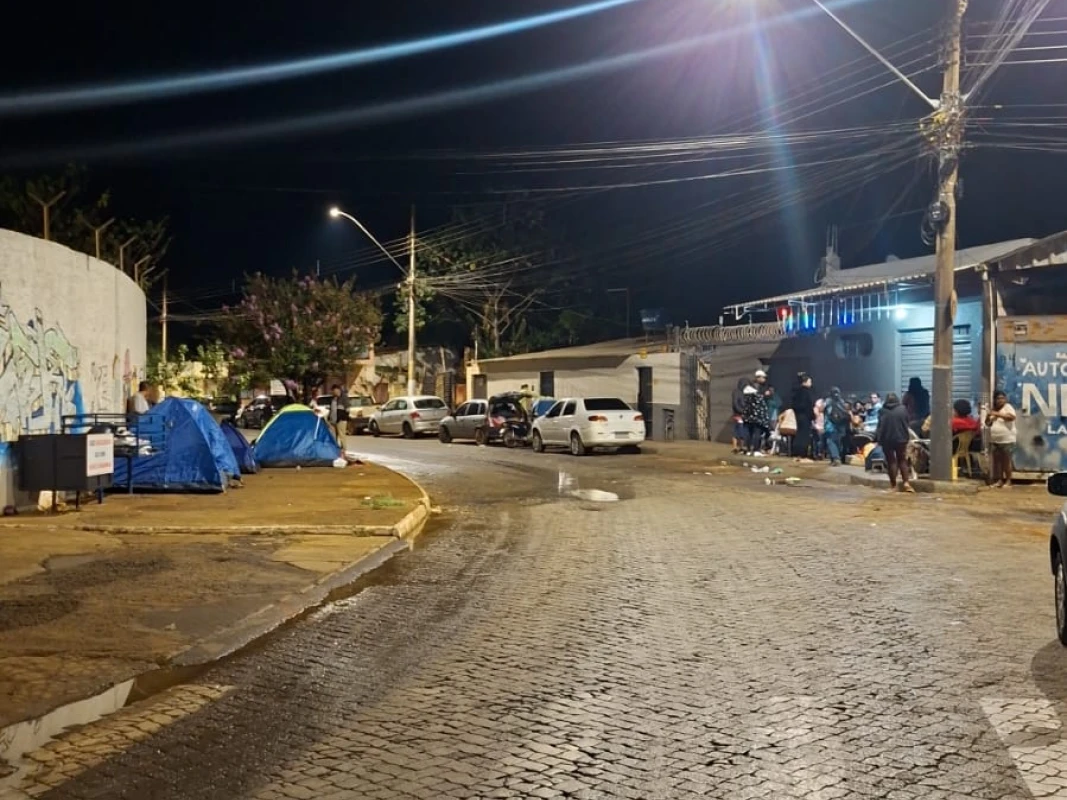 Fila por cadastro de moradias atravessa a madrugada no Cristavo