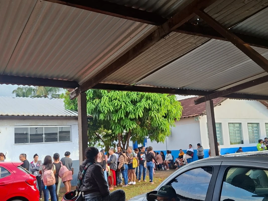 Fila por cadastro de moradias atravessa a madrugada no Cristavo
