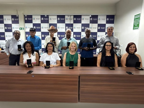 Câmara homenageia servidores públicos aposentados