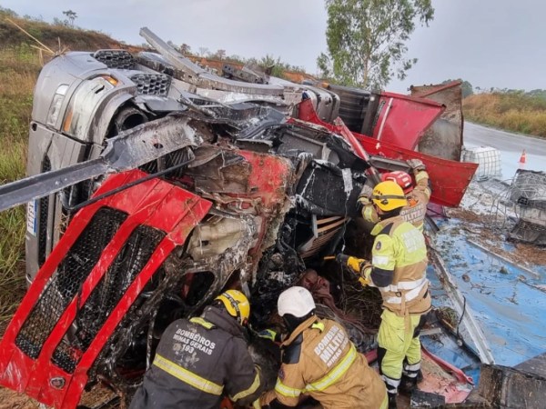 Caminhoneiro fica preso às ferragens após tombamento na BR-365