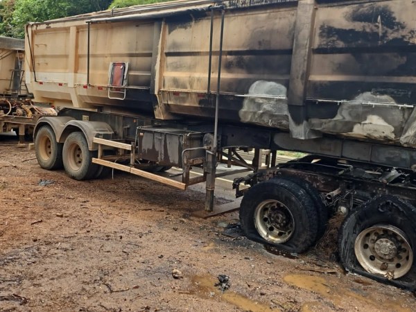 Incêndio atinge carreta carregada com sorgo na MG-230