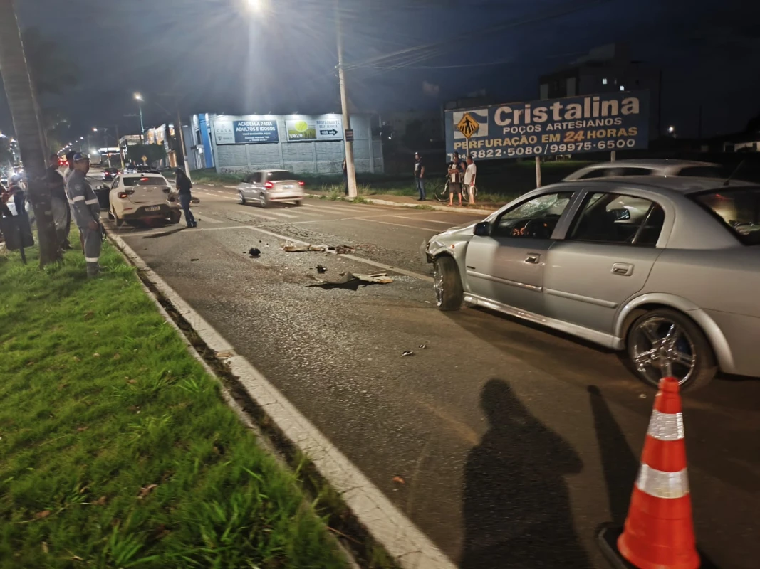 Mãe e filho ficam feridos em acidente na Avenida Marabá