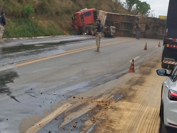 Carreta tomba e interdita BR-365
