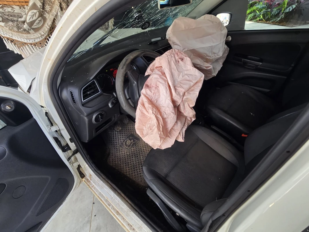 Homem em surto é detido após invadir residência com carro