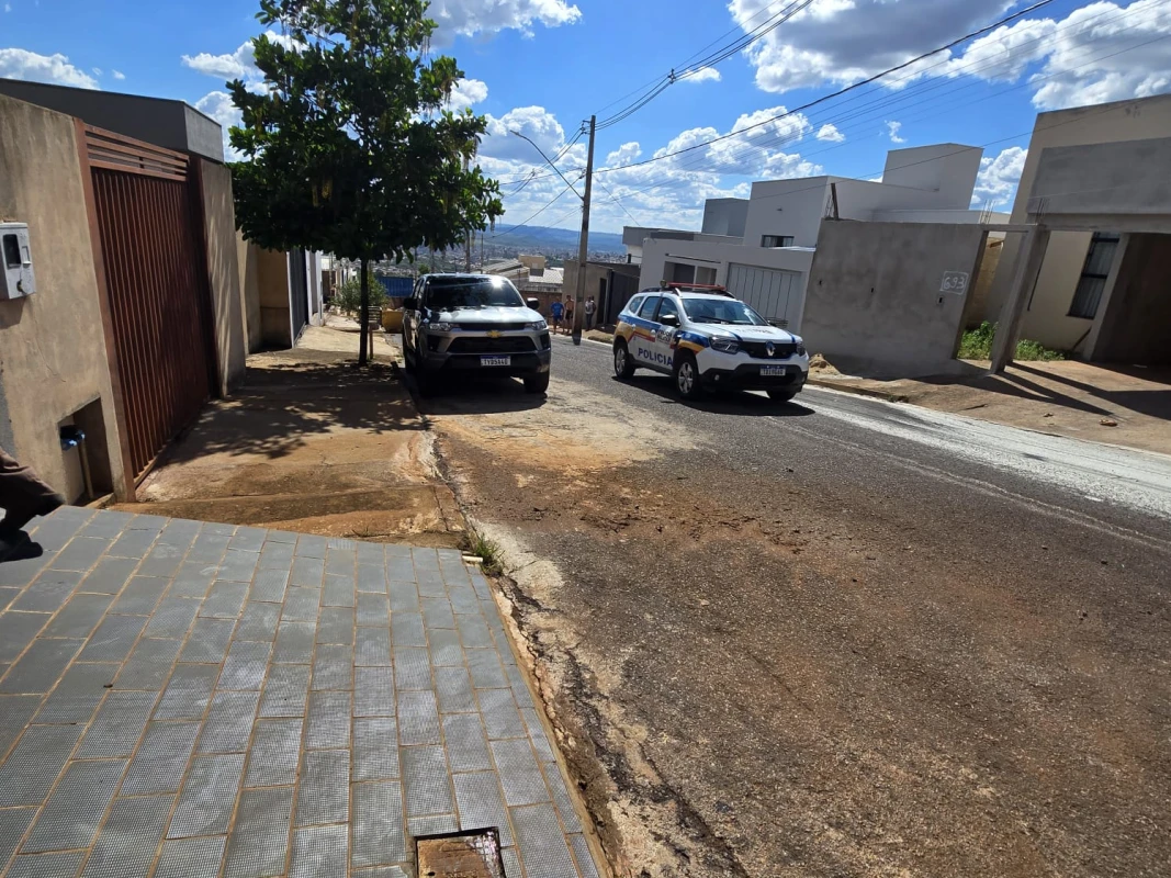 Homem em surto é detido após invadir residência com carro
