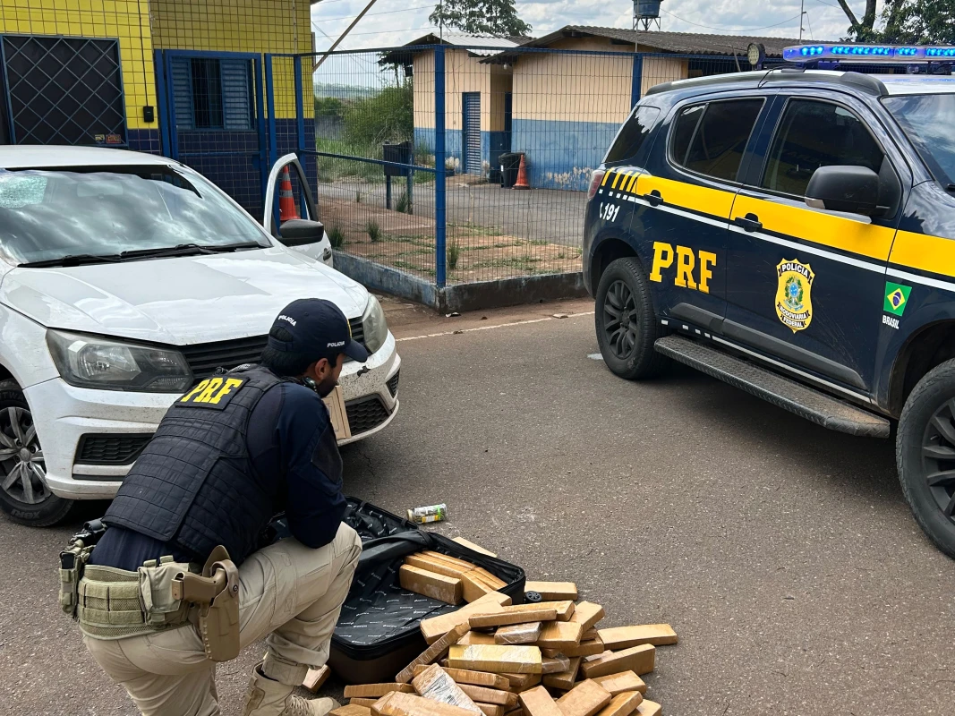 PRF apreende 94 tabletes de maconha após perseguição