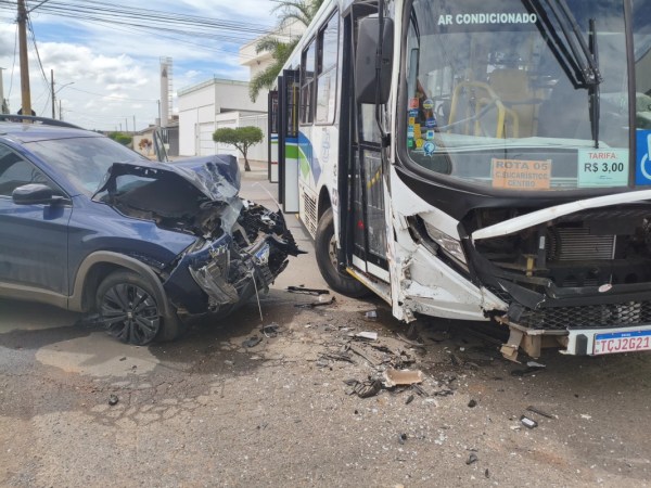 Ônibus e caminhonete batem e motorista fica ferido