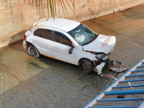 Carro cai no Córrego do Monjolo e dois jovens ficam feridos