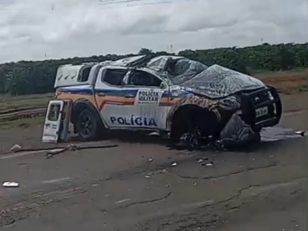 Policial fica ferido após viatura capotar na LMG-764