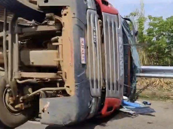 Bitrem carregado com açúcar tomba na BR-354