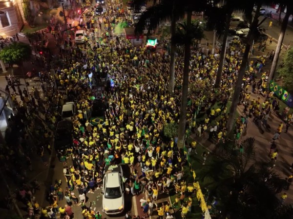 Nikolas reúne multidão de apoiadores em ato de campanha