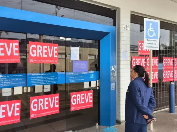 Funcionários da Caixa iniciam greve em Patos de Minas
