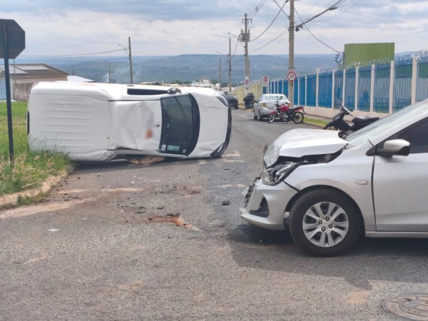 Furgão capota após avançar parada e bater em carro