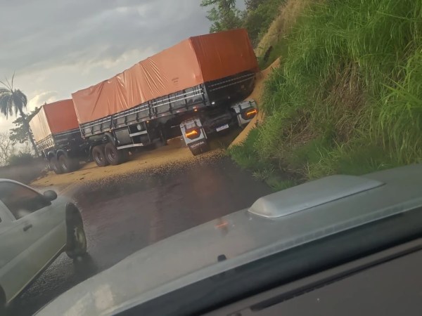 Acidente com carretas interdita BR-354 entre Carmo e Rio Paranaíba